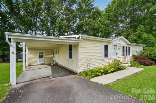 303 Meadowbrook Ct, Hendersonville, NC, 28792-8521 | Card Image