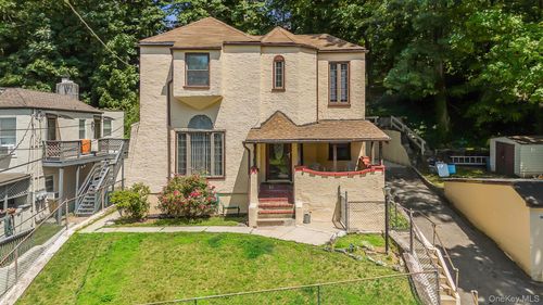 61 Continental Pl, Glen Cove, NY, 11542-2954 | Card Image