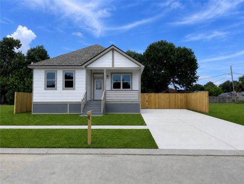 56 W Chalmette Cir, Chalmette, LA, 70043-4329 | Card Image