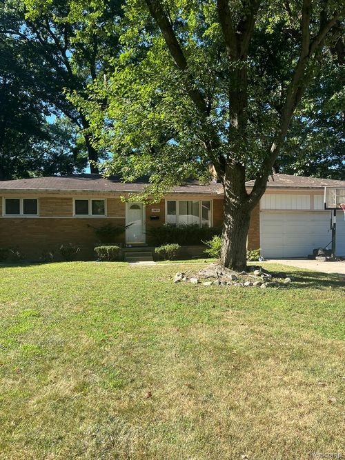 19031 Greenwald Dr, Southfield, MI, 48075-5833 | Card Image