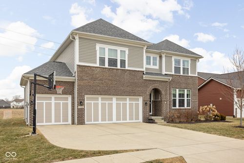 7720 Eagle Crescent Dr, Zionsville, IN, 46077-4505 | Card Image