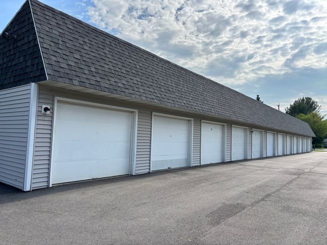 APT-203 - 1712 Creek Rd, Condo with 2 bedrooms, 1 bathrooms and null parking in West Bend WI | Image 4