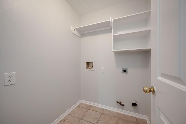 Indoor laundry room | Image 19