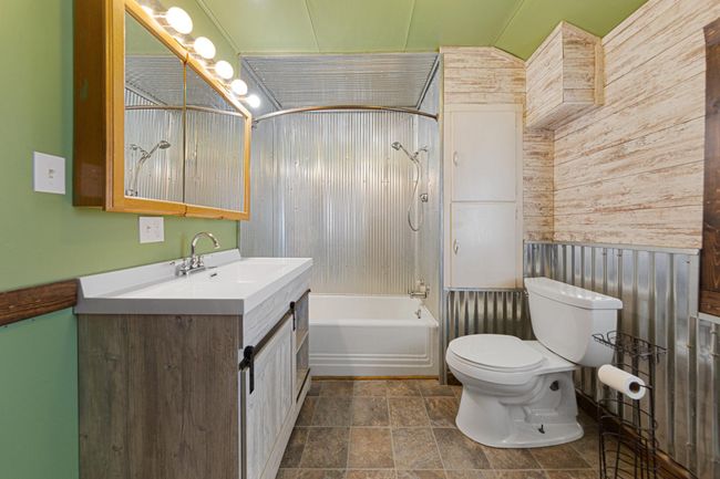 32 Bathroom.jpg | Image 25