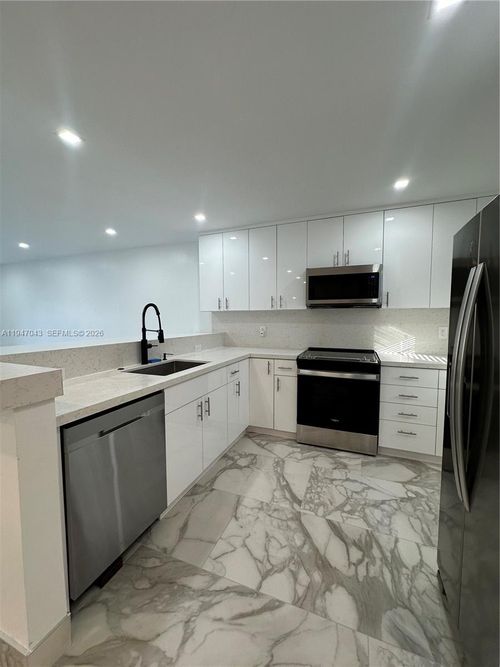 apt-211-4100 N 58th Ave, Hollywood, FL, 33021-1532 | Card Image