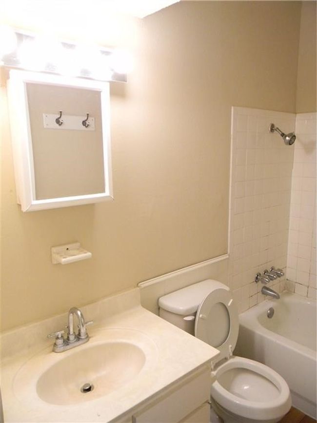 APT-210 - 2408 Longview St, Condo with 2 bedrooms, 1 bathrooms and 2 parking in Austin TX | Image 7