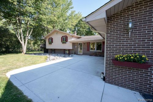 9482 Waterman Dr, Grosse Ile, MI, 48138-2129 | Card Image