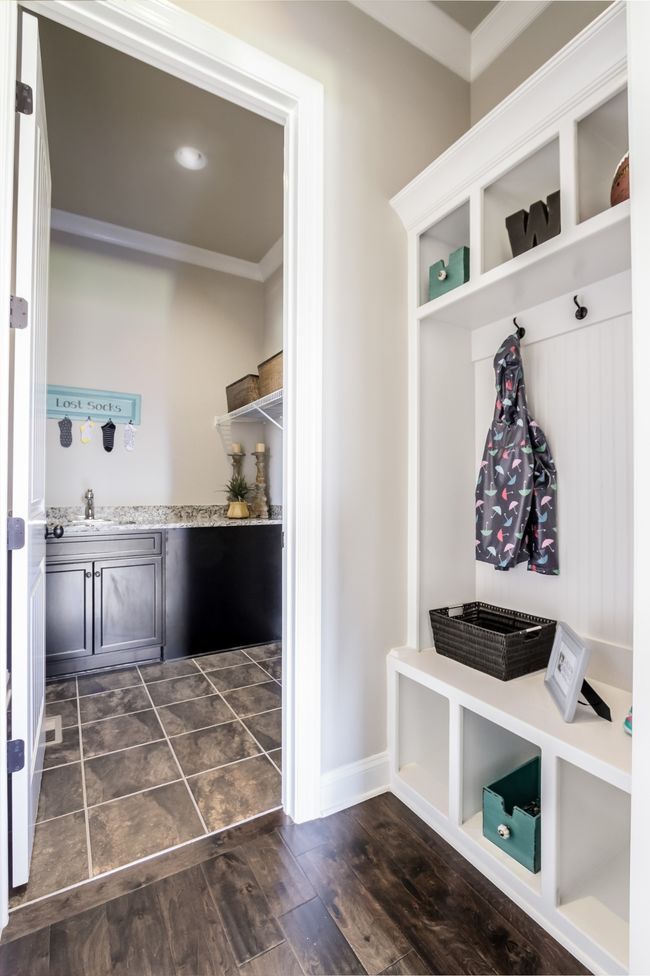 Another view of the cubbies and the large laundry. | Image 30