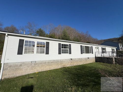 202 Dixie Dr, Bluefield, WV, 24701-5183 | Card Image