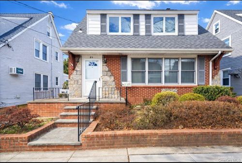 21 Cornell St, Williston Park, NY, 11596-1807 | Card Image