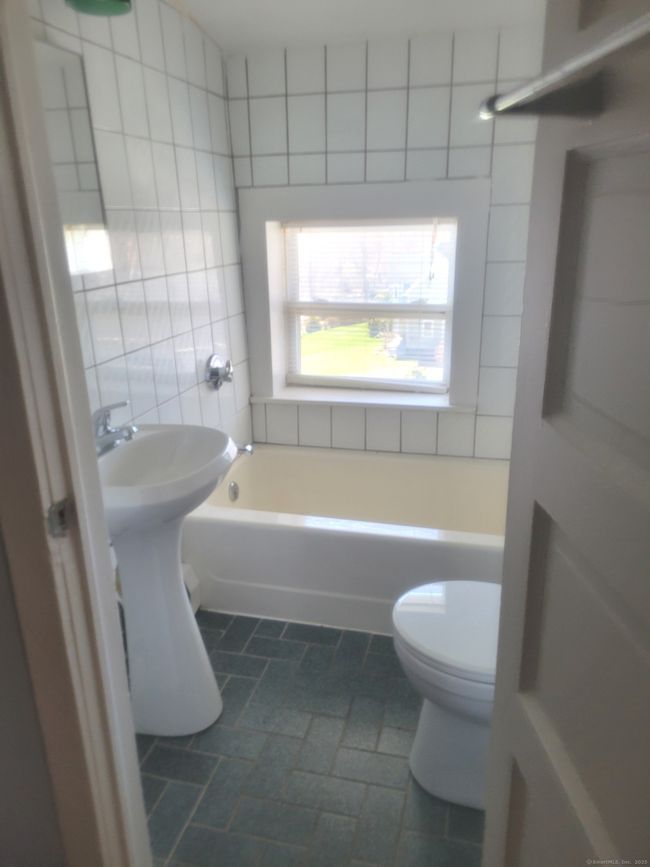The primary bedrooms full bath | Image 7