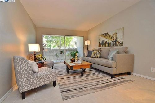 325 Kitty Hawk Rd, Alameda, CA, 94501-6062 | Card Image