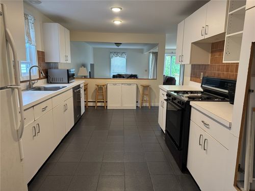 23 Carey St, Newport, RI, 02840-4017 | Card Image