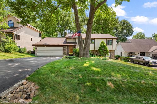 5135 Virgie Ln, West Bloomfield, MI, 48324-2259 | Card Image