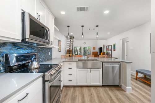 b-8000 Forest Mesa Dr, Austin, TX, 78759-8712 | Card Image