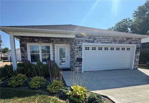 6363 Lockhaven Dr, Brook Park, OH, 44142-3727 | Card Image