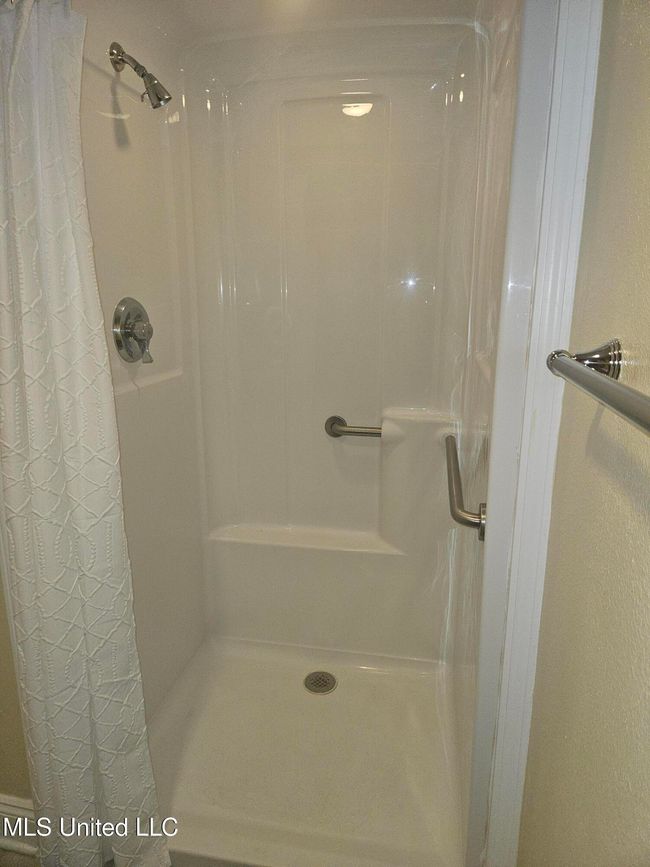 Fitness Center Men's Bath | Image 50
