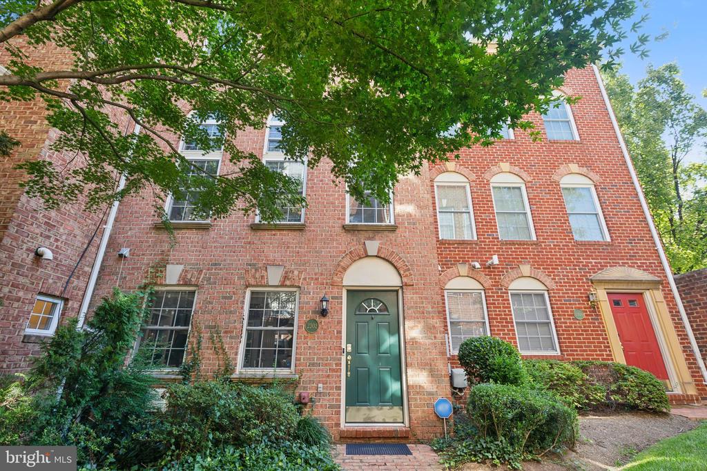 Greenbrier Ct, Arlington, VA 22207