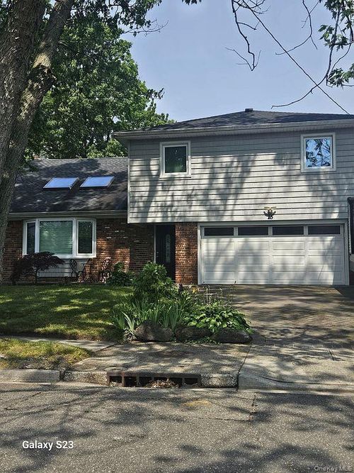 15 Captains Rd, Valley Stream, NY, 11581-2806 | Card Image