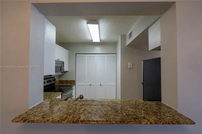 APT-307 - 2711 Ocean Club Blvd, Condo with 2 bedrooms, 2 bathrooms and null parking in Hollywood FL | Image 9