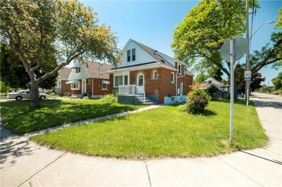 204 Parkdale Ave S, House other with 3 bedrooms, 1 bathrooms and 2 parking in Hamilton ON | Image 3