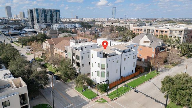 Walking distance to restaurants, bars and entertainment! | Image 37