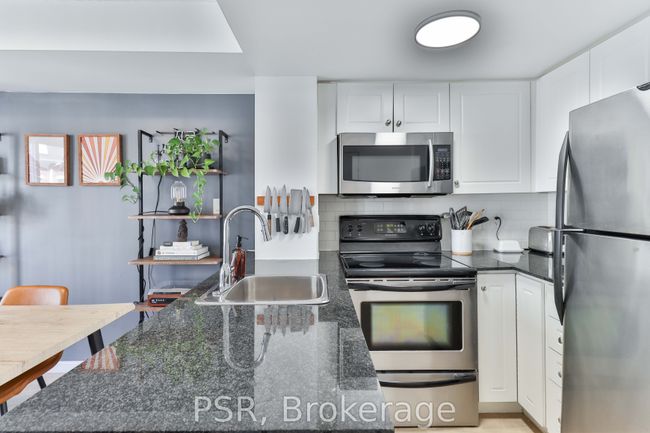 712 - 10 Laidlaw St, Condo with 3 bedrooms, 2 bathrooms and 1 parking in Toronto ON | Image 7