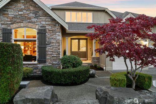 1685 30th Ave Ne, Issaquah, WA, 98029-7343 | Card Image