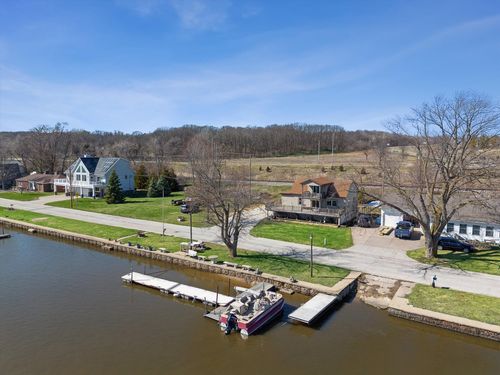 1811 Canal Shore Dr Sw, Le Claire, IA, 52753-9562 | Card Image
