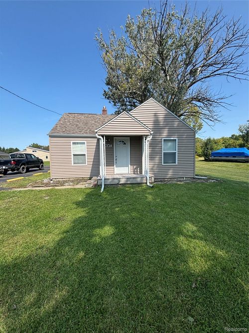 9047 Davison Road, Davison Township, MI, 48423 | Card Image