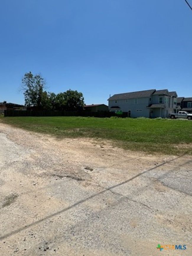 1016 E Fannin St, Home with 0 bedrooms, 0 bathrooms and null parking in Luling TX | Image 5