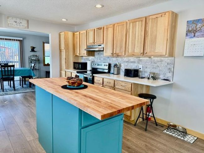 Center island with butcher block top | Image 4