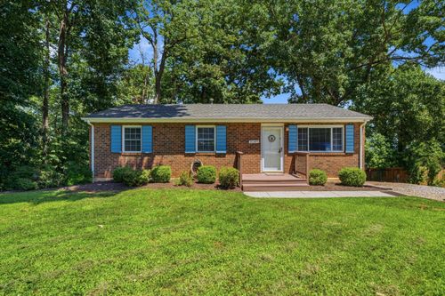 3045 Creekwood Dr, Salem, VA, 24153-8120 | Card Image