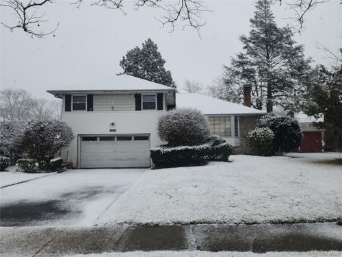 840 Sharon Ln, Westbury, NY, 11590-1422 | Card Image