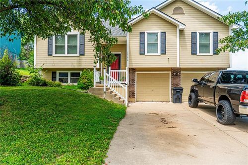 1214 Windcrest Ct, Grain Valley, MO, 64029-9390 | Card Image