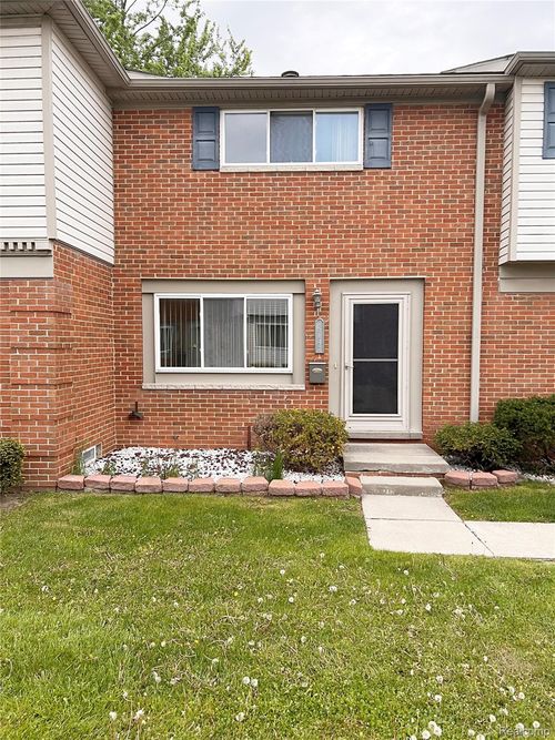 102-25647 Salem St, Roseville, MI, 48066-5810 | Card Image