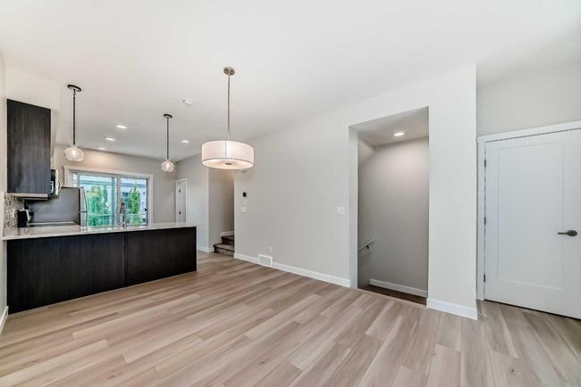 214 Shawnee Square Sw, Townhouse with 2 bedrooms, 3 bathrooms and 3 parking in Calgary AB | Image 11