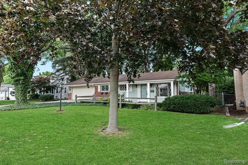 22319 Gordon Rd, Saint Clair Shores, MI, 48081-1676 | Card Image