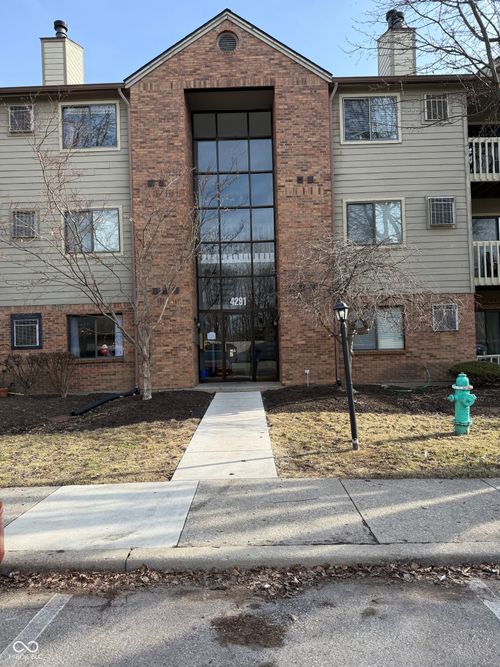 8-4291 Village Parkway Cir, Indianapolis, IN, 46254-4320 | Card Image