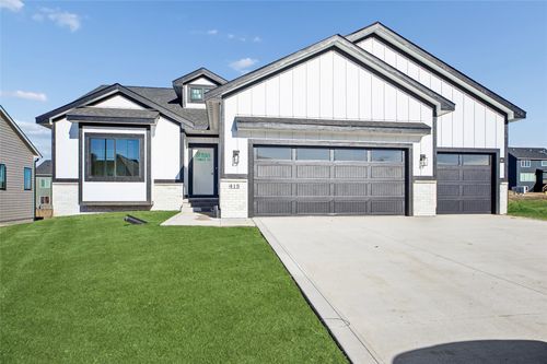 415 Nw Red Oak Ct, Waukee, IA, 50263-5600 | Card Image