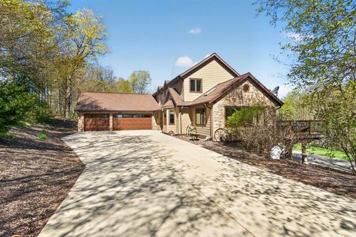 9355 St Kilian Heights, Wayne, WI, 53002 | Card Image