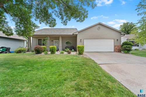 901 Hemlock St Street, Harrisburg, SD, 57032 | Card Image