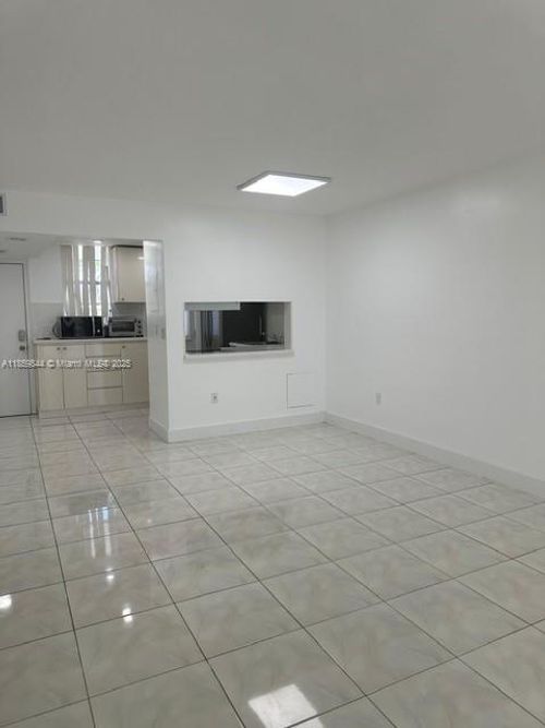 apt-r203-3010 Marcos Dr, Aventura, FL, 33160-2551 | Card Image