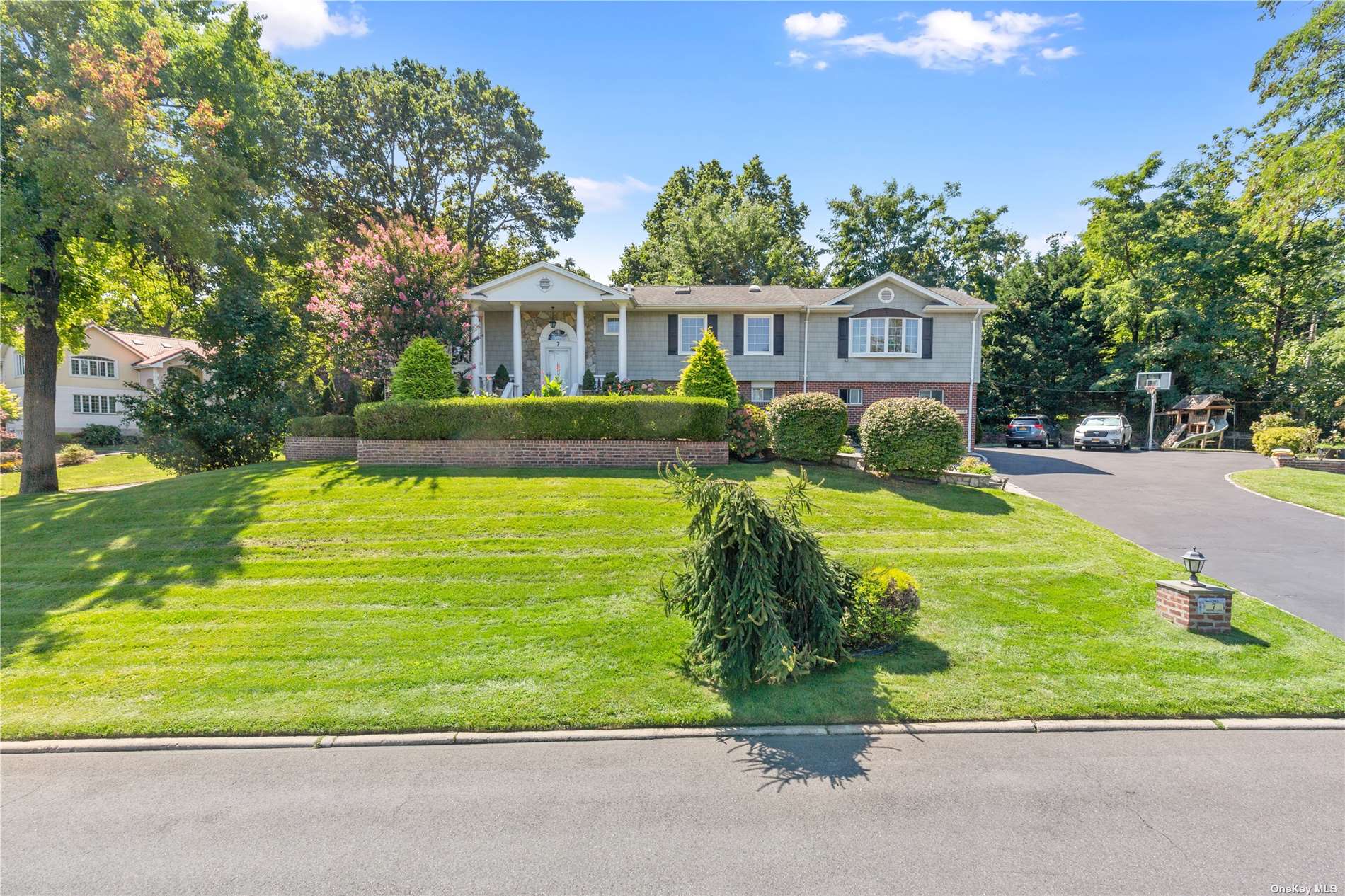 Jeffrey Ln, Great Neck, NY 11020