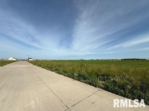 6758 Meghan Ave, Bettendorf, IA, 52722-6447 | Card Image