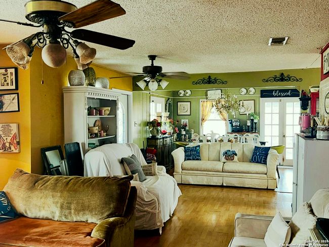 521 Cr 7713 #1, House other with 3 bedrooms, 1 bathrooms and null parking in Devine TX | Image 4