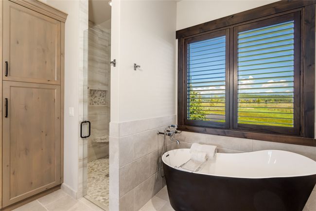 Master Bathroom Soaker Tub/Walk-in Shower | Image 44