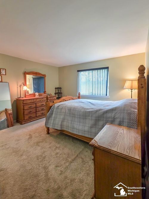 17795 Bobwhite Ct, Brownstown, MI, 48193-8464 | Card Image