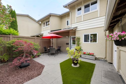 11-3981 Nelthorpe St, Victoria, BC, V8X3Z2 | Card Image