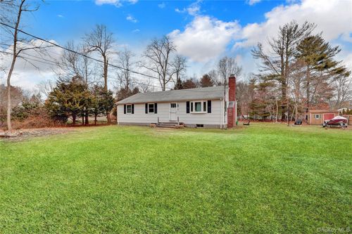 187 Hot Water St, Manorville, NY, 11949-9527 | Card Image